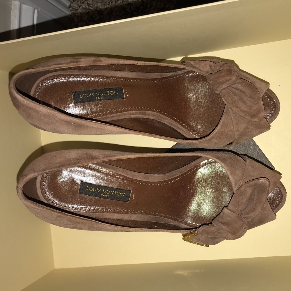 Louis Vuitton Women's Tan Bow Heels